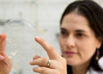 Engenheiros criam novo plástico biodegradável feito de mandioca