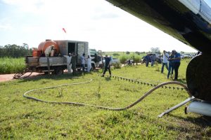 A calda é preparada e levada à aeronave na propriedade