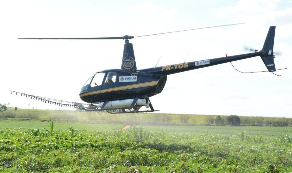 Técnicos e produtores rurais aprovam a pulverização da mandioca com helicóptero