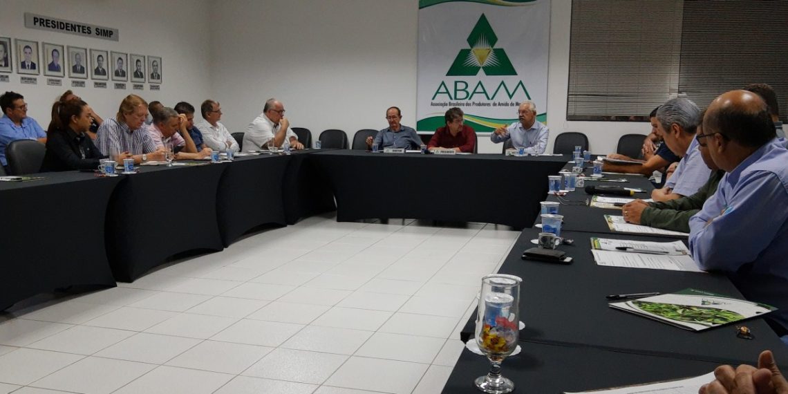 Embrapa propõe seminário para discutir projetos de colheitadeira de mandioca