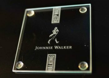 Johnnie Walker está a caminho do ESG com um copo de mandioca na mão