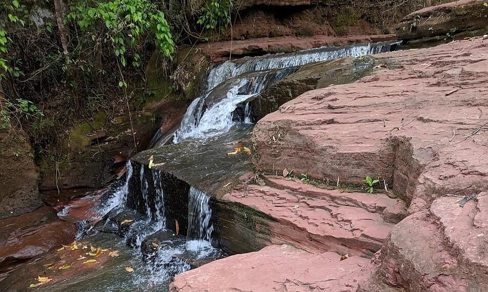 Capacidade de armazenamento e disponibilidade de água no solo em mandioca